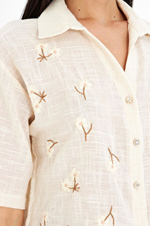 Çiçek Nakışlı Kısa Kol Keten Görünümlü Gömlek 