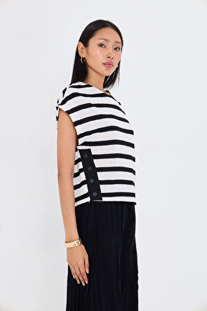 Düğme Detaylı Çizgili Sıfır Kol Bluz - Siyah