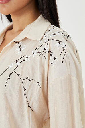 V Yaka Nakışlı Çizgili Gömlek