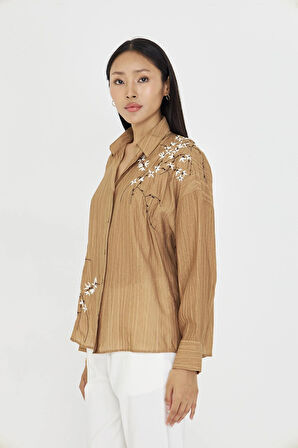 V Yaka Nakışlı Çizgili Gömlek