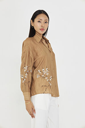 V Yaka Nakışlı Çizgili Gömlek