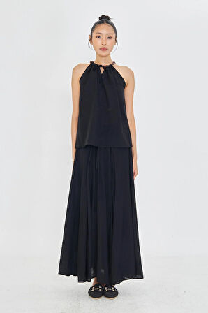 Sıfır Kollu Boncuk Detaylı Halter Yaka Bluz