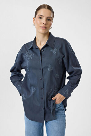 Nakışlı Yırtmaçlı Gabardin Gömlek