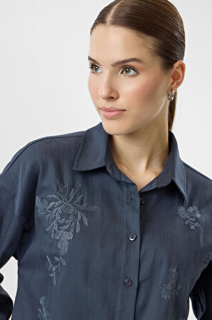 Nakışlı Yırtmaçlı Gabardin Gömlek