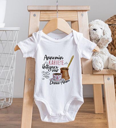 BK Kids İsimli Annemin Kahveye İhtiyacı Var Tasarımlı Bebek Body Zıbın - Model 1