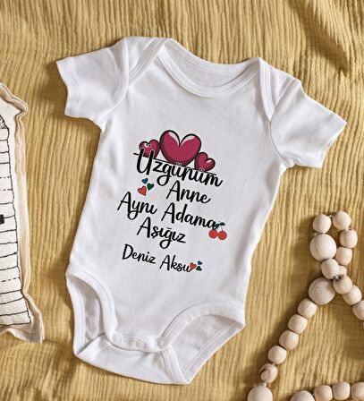 BK Kids İsimli Aynı Adama Aşığız Tasarımlı Bebek Body Zıbın - Model 1