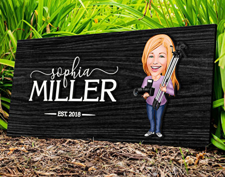 BK Gift Kişiye Özel Kadın Fotoğrafçı Karikatürlü Kabartma Figürlü Ahşap Tablo, Duvar Dekoru, Arkadaşa Hediye, Özel Tasarım Ev Hediyesi-1