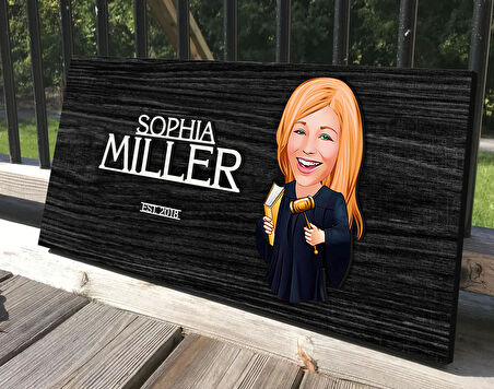 BK Gift Kişiye Özel Kadın Hakim Karikatürlü Kabartma Tasarım Antik Siyah (Ebony) Ahşap Tabela-1, Dekoratif Tabela, Rustik Ev Dekorasyonu, Duvar Dekoru