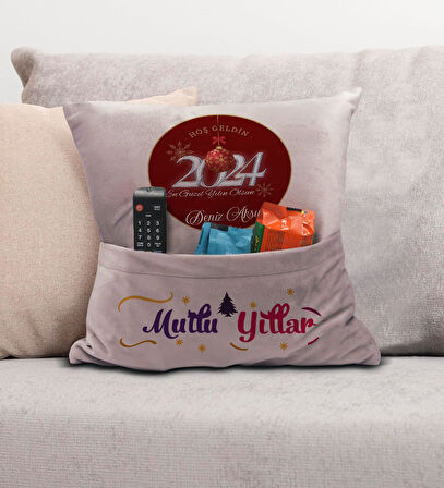 BK Gift Kişiye Özel Yılbaşı Tasarımlı Organizer Kumanda ve Atıştırmalık Cepli Pembe Kırlent Yastık, 