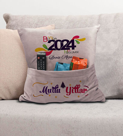 BK Gift Kişiye Özel Yılbaşı Tasarımlı Organizer Kumanda ve Atıştırmalık Cepli Pembe Kırlent Yastık, 