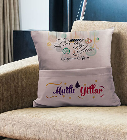 BK Gift Kişiye Özel Yılbaşı Tasarımlı Organizer Kumanda ve Atıştırmalık Cepli Pembe Kırlent Yastık, 