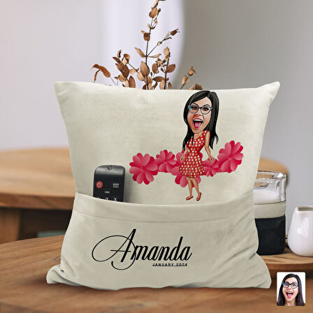 BK Gift Kişiye Özel Anne Karikatür Tasarımlı Organizer Kumanda ve Atıştırmalık Cepli Sarı Kırlent Ya