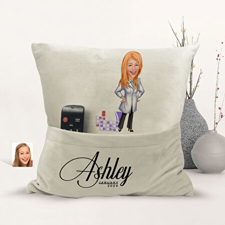 BK Gift Kişiye Özel Eczacı Karikatür Tasarımlı Organizer Kumanda ve Atıştırmalık Cepli Sarı Kırlent 