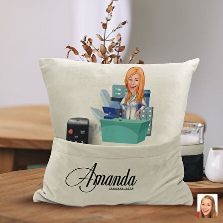 BK Gift Kişiye Özel Eczacı Karikatür Tasarımlı Organizer Kumanda ve Atıştırmalık Cepli Sarı Kırlent 
