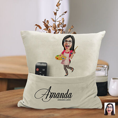 BK Gift Kişiye Özel Ressam Karikatür Tasarımlı Organizer Kumanda ve Atıştırmalık Cepli Sarı Kırlent 