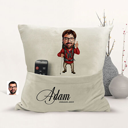 BK Gift Kişiye Özel Gezgin Karikatür Tasarımlı Organizer Kumanda ve Atıştırmalık Cepli Sarı Kırlent 