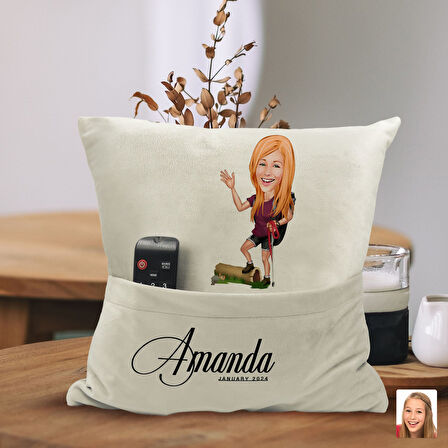 BK Gift Kişiye Özel Gezgin Karikatür Tasarımlı Organizer Kumanda ve Atıştırmalık Cepli Sarı Kırlent 