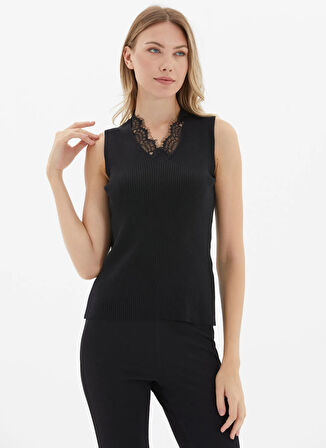 Selen V Yaka Dantel Siyah Kadın Bluz 25KSL8237