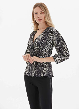 Selen Kruvaze Yaka Leopar Desenli Siyah Kadın Bluz 25KSL8243