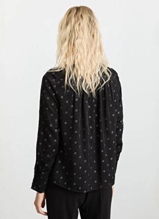 Selen Kruvaze Yaka Çiçek Desenli Siyah Kadın Bluz 25KSL8280