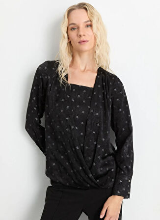 Selen Kruvaze Yaka Çiçek Desenli Siyah Kadın Bluz 25KSL8280