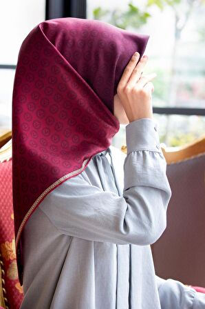 Vissona Tivil Bordo-1 Geçişli Monogram Desen İpek Eşarp 11276-0018