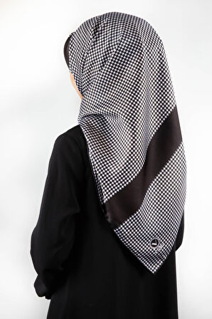 Twill Kazayaklı Şerit Desenli Siyah Renkli 90x90 Eşarp (İpek İçermez) Dikim Şekli : El Dikişi