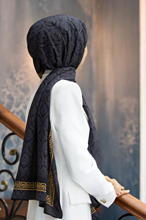 LÜKS MEDİNE İPEĞİ GOLD DETAYLI BAROK DESENLİ SİYAH RENKLİ 75X195 KIRIŞMAZ ŞAL MOSS KREP DİKİŞ TİPİ İTALYAN DİKİŞLİ