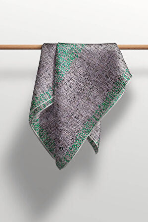 %100 Twill İpek Dokulu Desen Benetton Yeşili - Sütlü Kahve Renkli 90x90 Eşarp Kenar Dikiş Şekli El Dikişli