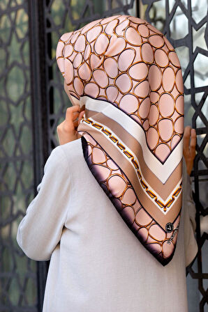 %100 Twill İpek Zincir Desenli Pudra - Bej Renkli 90x90 Eşarp Kenar Dikiş Şekli El Dikişli