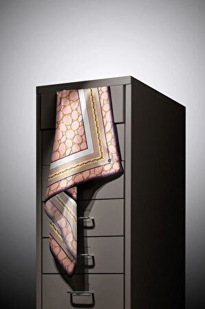 %100 Twill İpek Zincir Desenli Pudra - Bej Renkli 90x90 Eşarp Kenar Dikiş Şekli El Dikişli