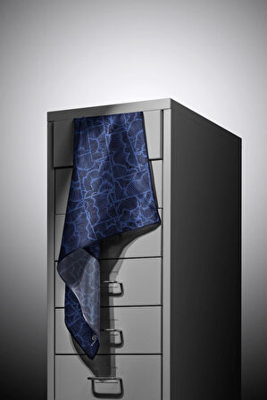 %100 Twill İpek Geometrik Desenli İndigo - Lacivert Renkli 90x90 Eşarp Dikim Şekli : El Dikişi