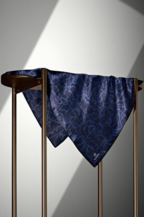 %100 Twill İpek Geometrik Desenli İndigo - Lacivert Renkli 90x90 Eşarp Dikim Şekli : El Dikişi