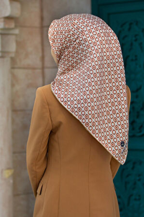 %100 Twill İpek Zincir Desenli Krem - Bakır Renkli 90x90 Eşarp Kenar Dikiş Şekli El Dikişli