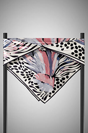 %100 Twill İpek Amazon Desenli Pudra - Gri Renkli 90x90 Eşarp Kenar Dikiş Şekli El Dikişli