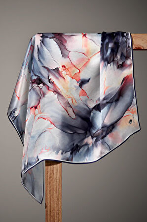 %100 Twill İpek Batik Çiçek Desenli İndigo - Bakır Renkli 90x90 Eşarp Kenar Dikiş Şekli El Dikişli