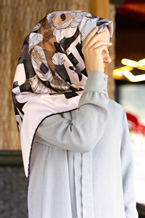 Twill Geometrik Çiçek Desenli Bej - Gri Renkli 90x90 Eşarp (İpek İçermez) Dikim Şekli : El Dikişi