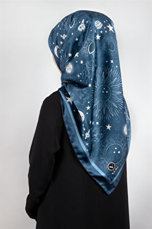 Twill Galaksi Desenli Lacivert Renkli 90x90 Eşarp (İpek İçermez) Dikim Şekli : El Dikişi