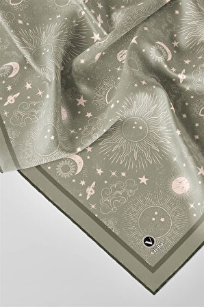 Twill Galaksi Desenli Haki Yeşili Renkli 90x90 Eşarp (İpek İçermez) Dikim Şekli : El Dikişi