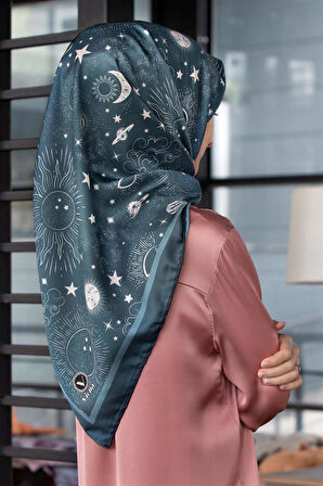 Twill Galaksi Desenli Petrol Yeşili Renkli 90x90 Eşarp (İpek İçermez) Dikim Şekli : El Dikişi