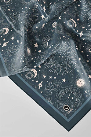 Twill Galaksi Desenli Petrol Yeşili Renkli 90x90 Eşarp (İpek İçermez) Dikim Şekli : El Dikişi