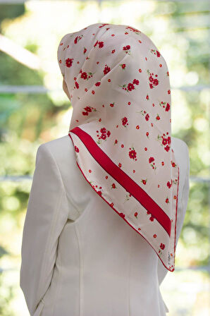 100% Twill İpek Bordürlü Çıtır Çiçek Desenli Kırmızı Renkli 90x90 Dikim Şekli : El Dikişi Eşarp