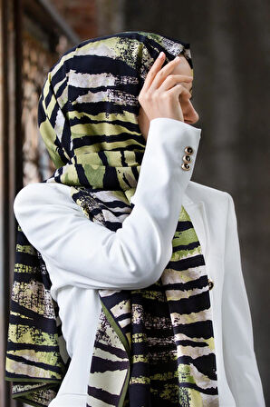 LÜKS MEDİNE İPEĞİ ZEBRA DESENLİ HAKİ - SİYAH RENKLİ 75X195 KIRIŞMAZ ŞAL MOSS KREP DİKİŞ TİPİ İTALYAN DİKİŞLİ