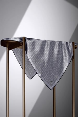 100% Twill İpek Etnik Motif Desenli Gri - Siyah Renkli 90x90 Dikim Şekli : El Dikişi Eşarp