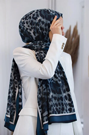 LÜKS MEDİNE İPEĞİ LEOPAR DESENLİ PETROL MAVİSİ RENKLİ 75X195 KIRIŞMAZ ŞAL MOSS KREP DİKİŞ TİPİ İTALYAN DİKİŞLİ