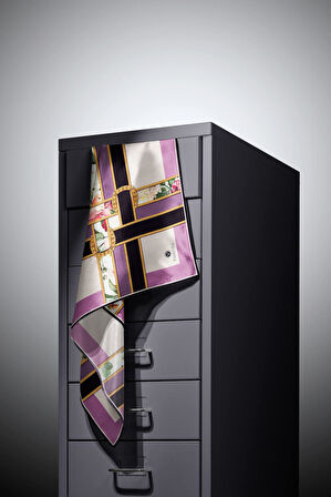 100% Twill İpek Şeritli Çiçek Desenli Lila - Krem Renkli 90x90 Dikim Şekli : El Dikişi Eşarp