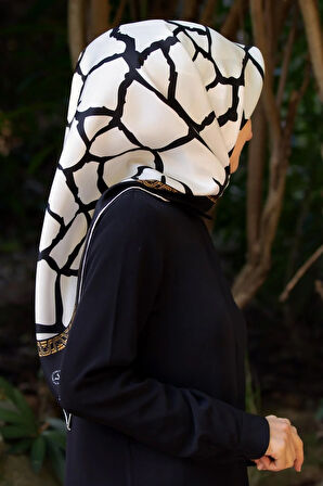 %100 Twill Taş Desenli Krem - Siyah Renkli 90x90 Eşarp Dikim Şekli: El Dikişi