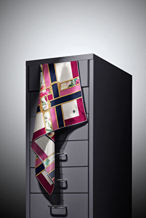 100% Twill İpek Şeritli Çiçek Desenli Fuşya - Lacivert Renkli 90x90 Dikim Şekli : El Dikişi Eşarp