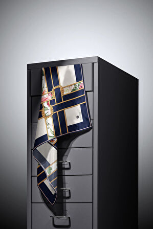 100% Twill İpek Şeritli Çiçek Desenli Lacivert - Krem Renkli 90x90 Dikim Şekli : El Dikişi Eşarp