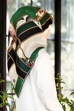 100% Twill İpek Şeritli Çiçek Desenli Zümrüt Yeşili - Krem Renkli 90x90 Dikim Şekli : El Dikişi Eşarp